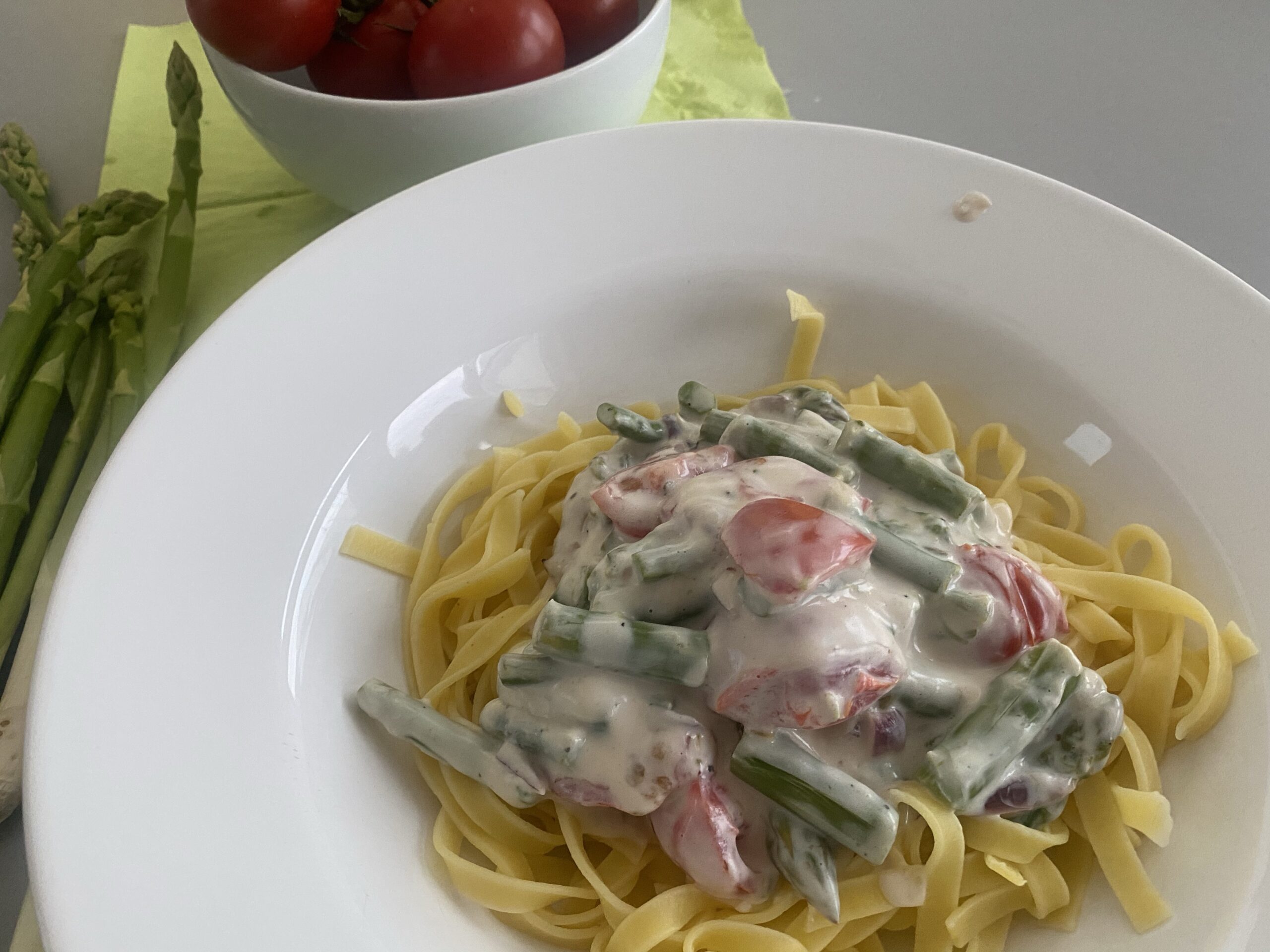 Pasta mit Spargel und Tomaten