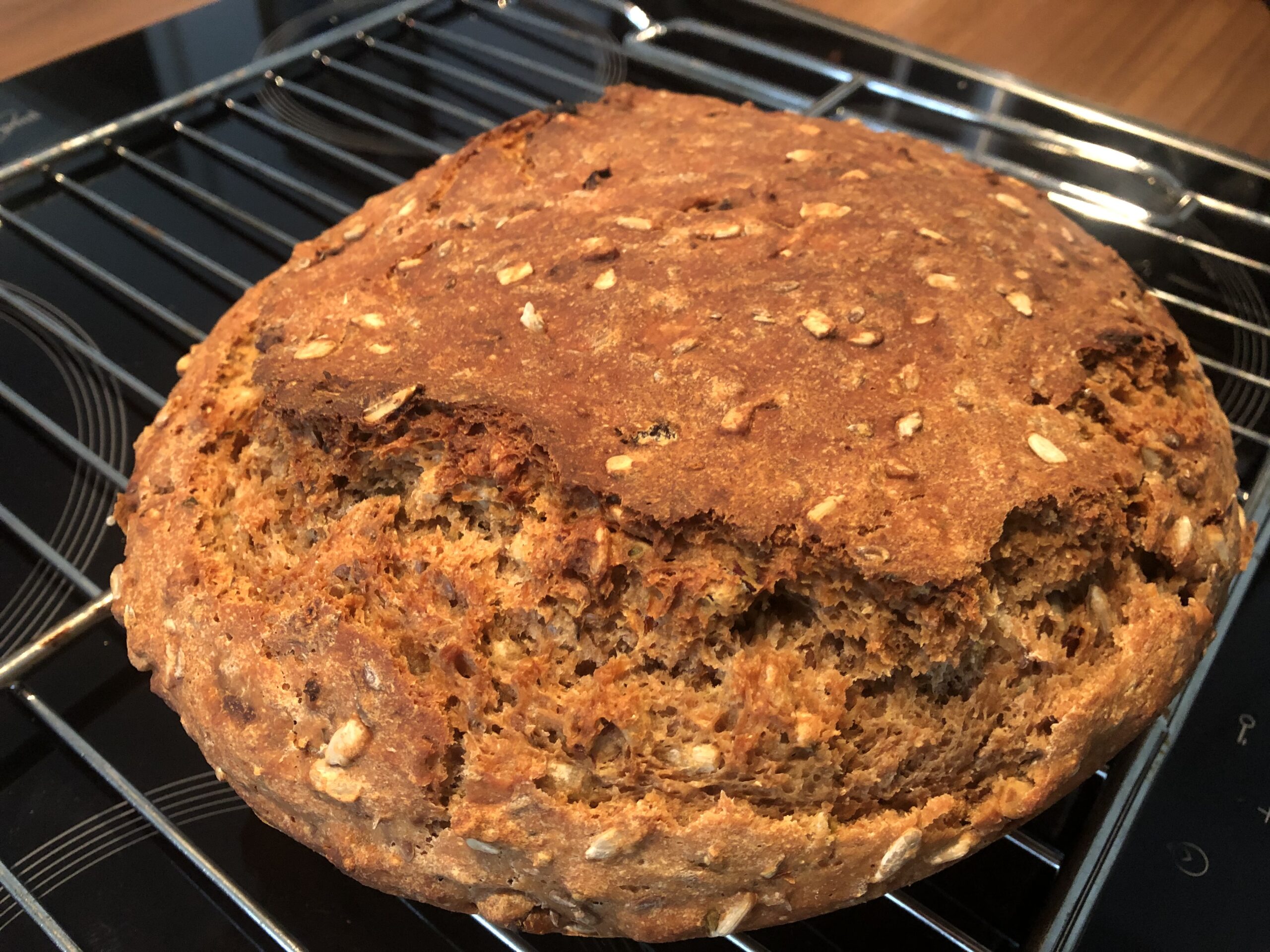 Dinkelvollkornbrot mit Nüssen, getrockneten Tomaten und Oregano