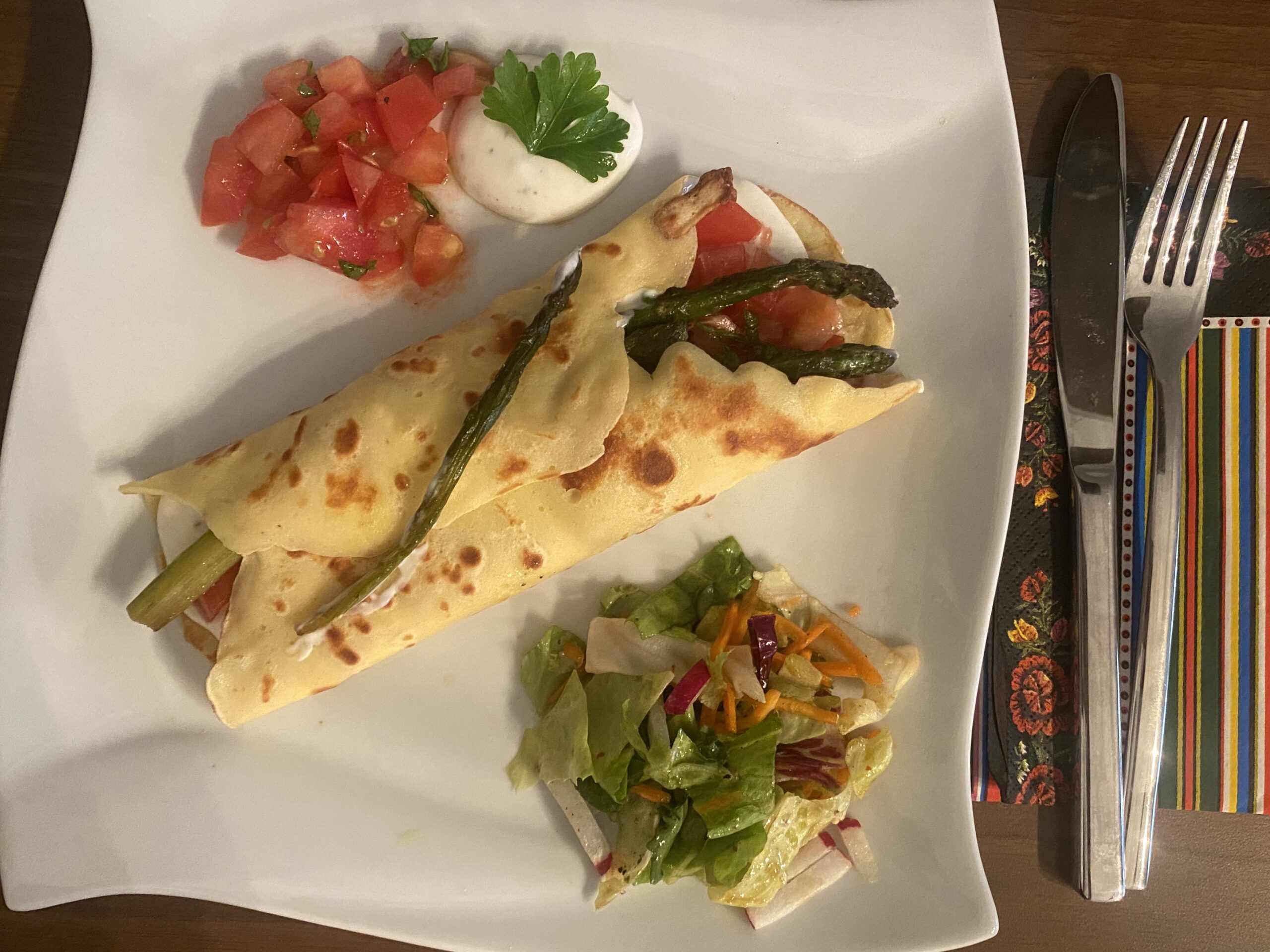 Spargelcrepes mit Tomaten & Frischkäse