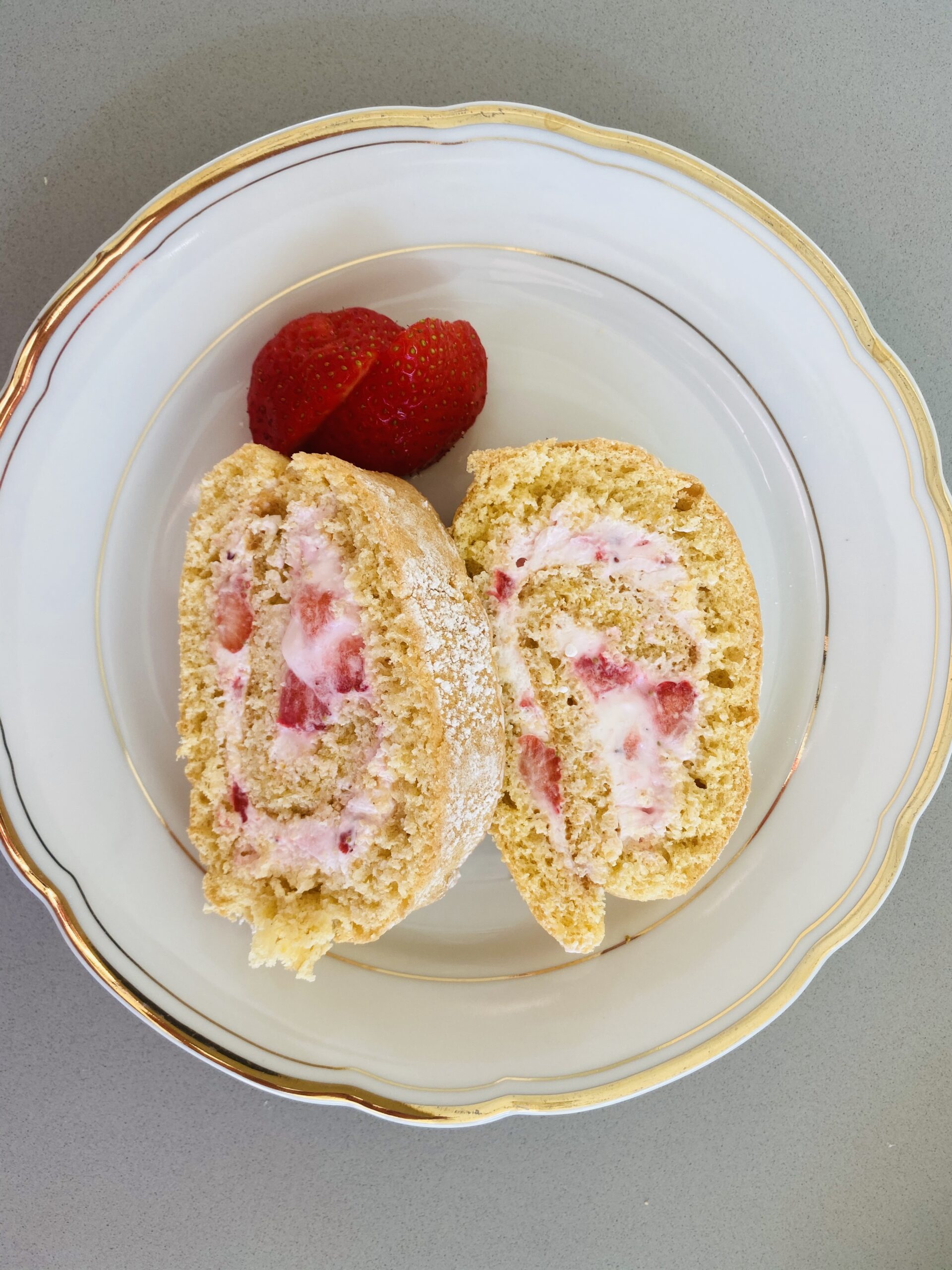 Biskuitroulade mit Erdbeercreme