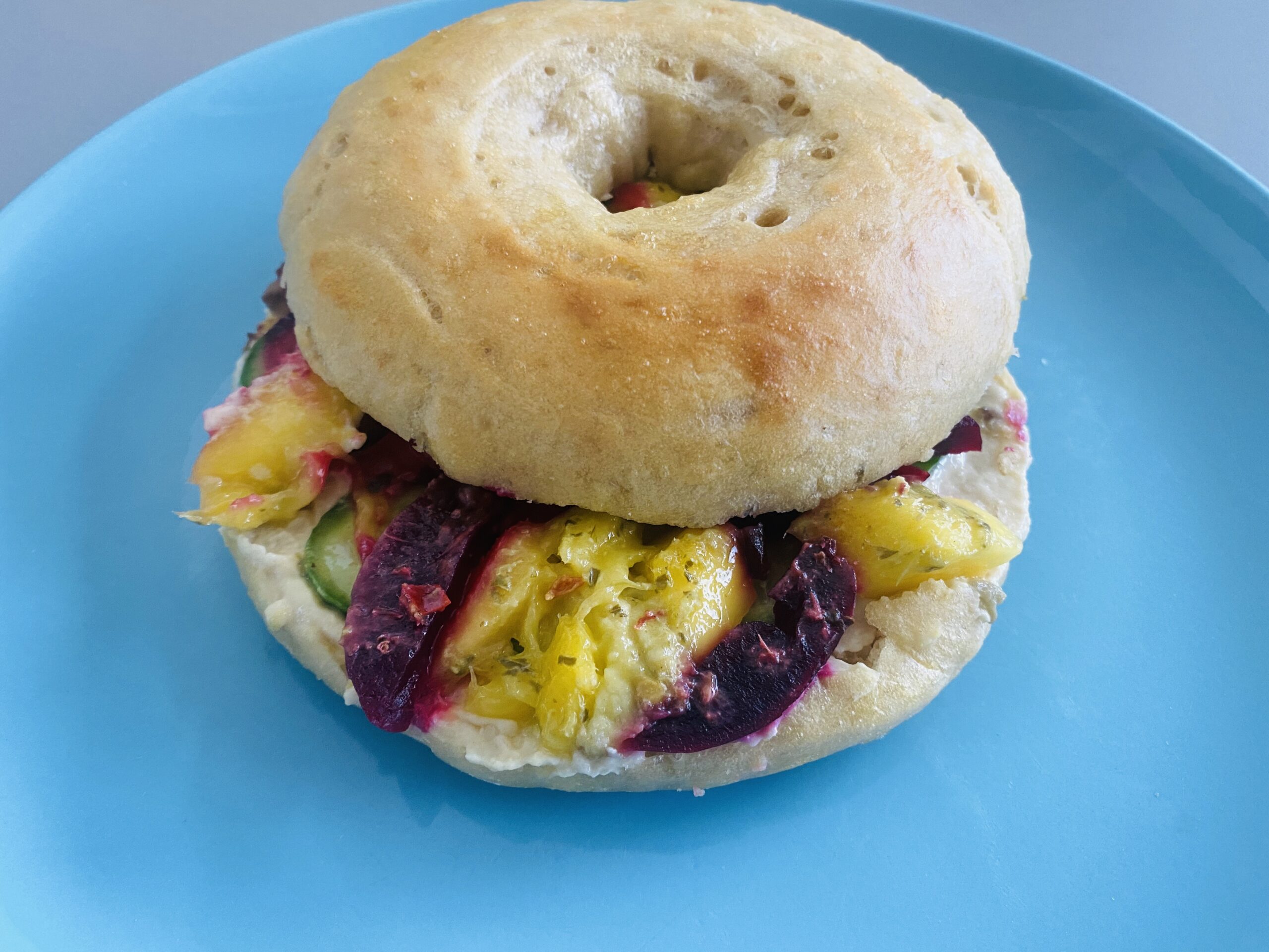 Home made Bagels mit Hummus & Avocado