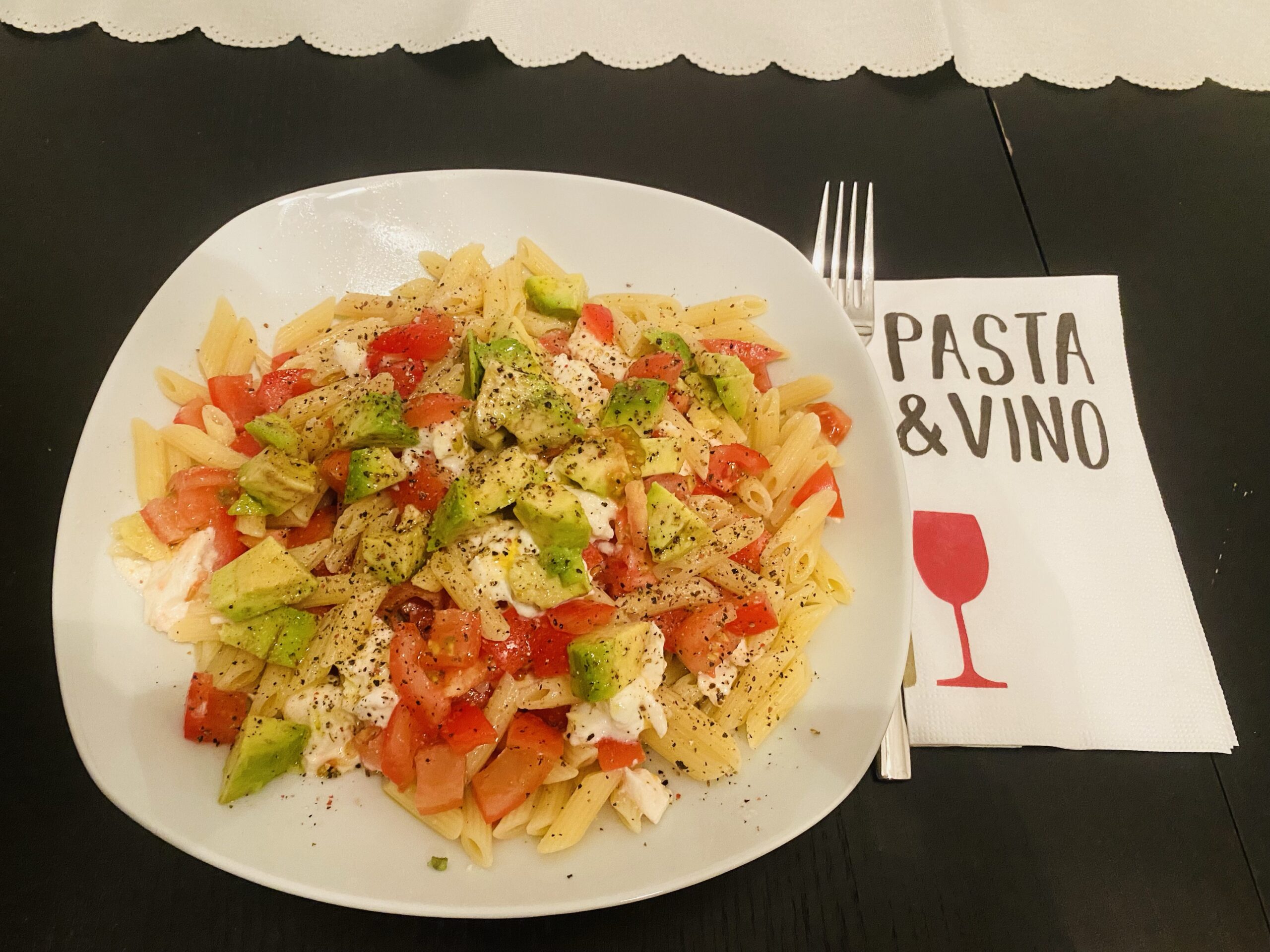Pasta avocado é mozzarella