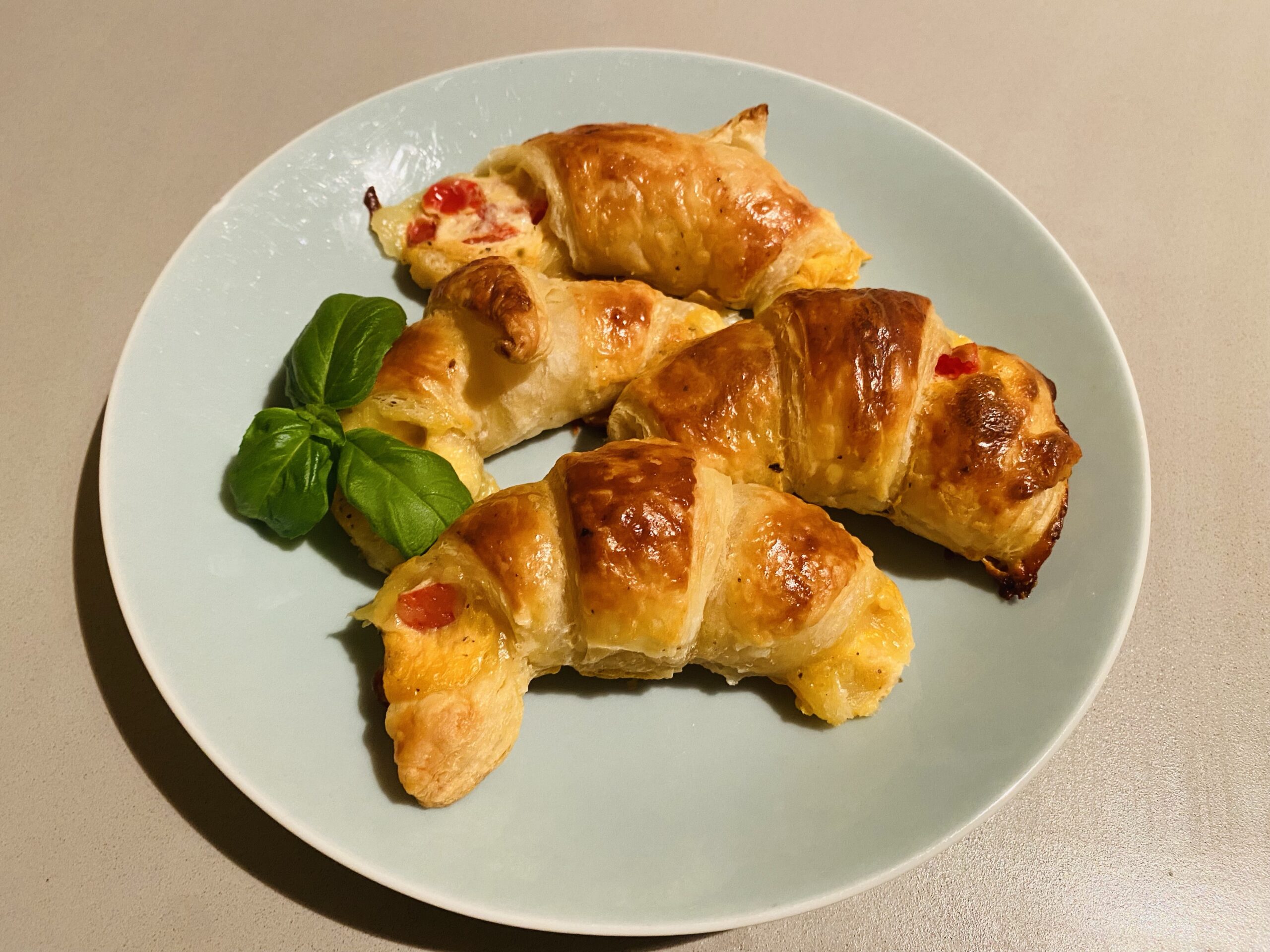 Pikant gefüllte Blätterteig – Kipferl