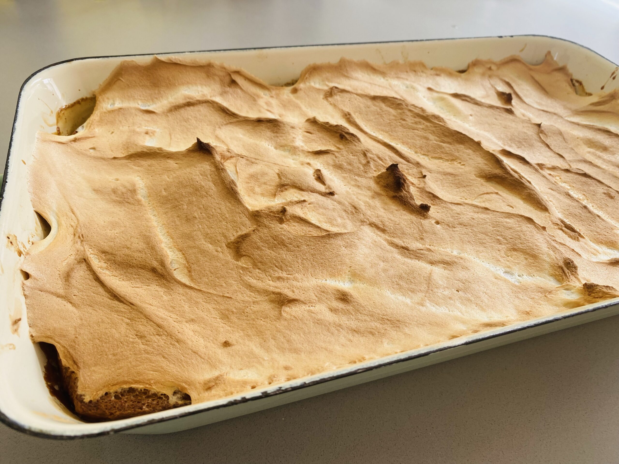 Scheiterhaufen mit Schnee und Vanillesauce