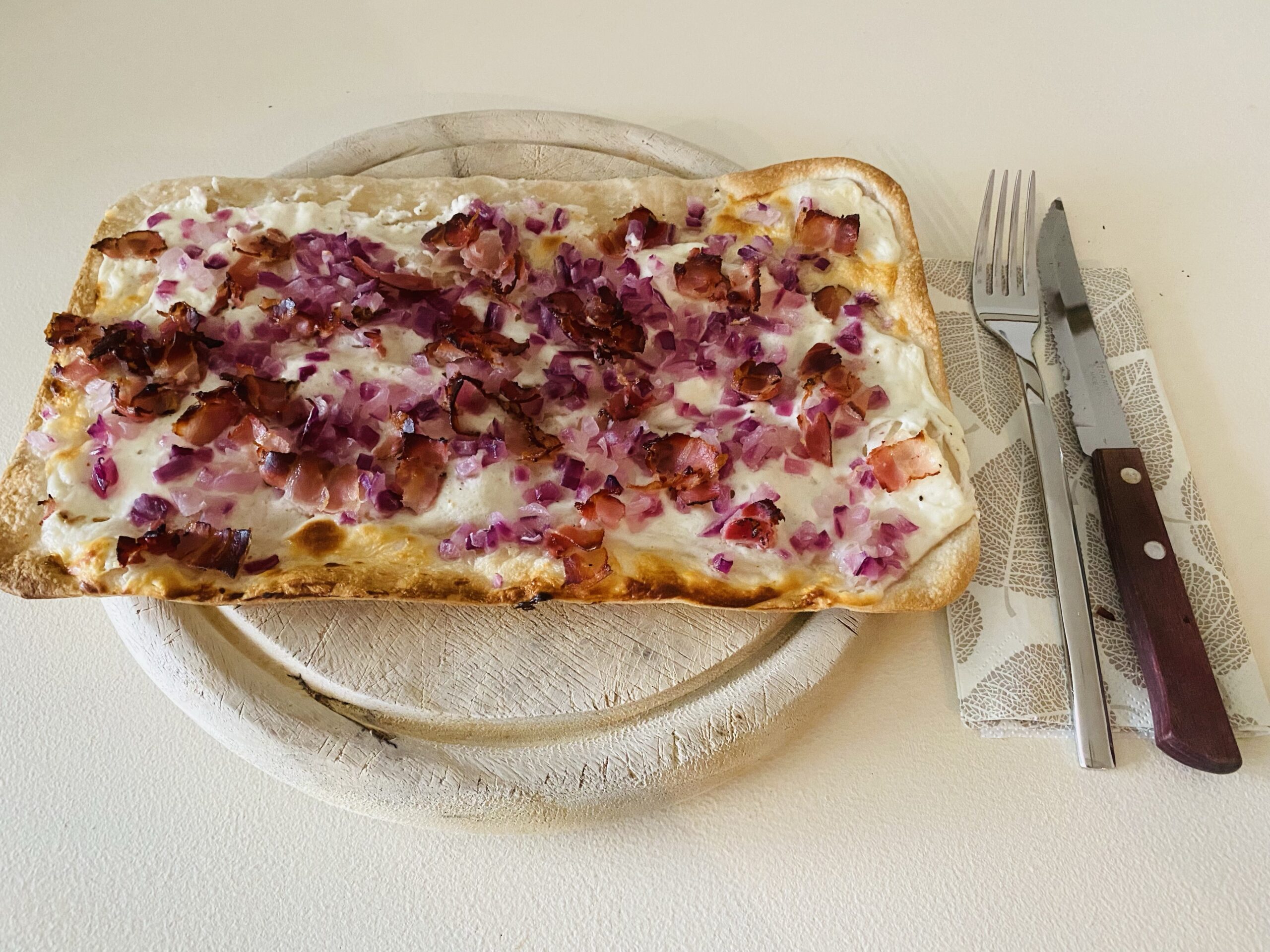 Flammkuchen Elsässer Art mit super knusprigem home made Teig