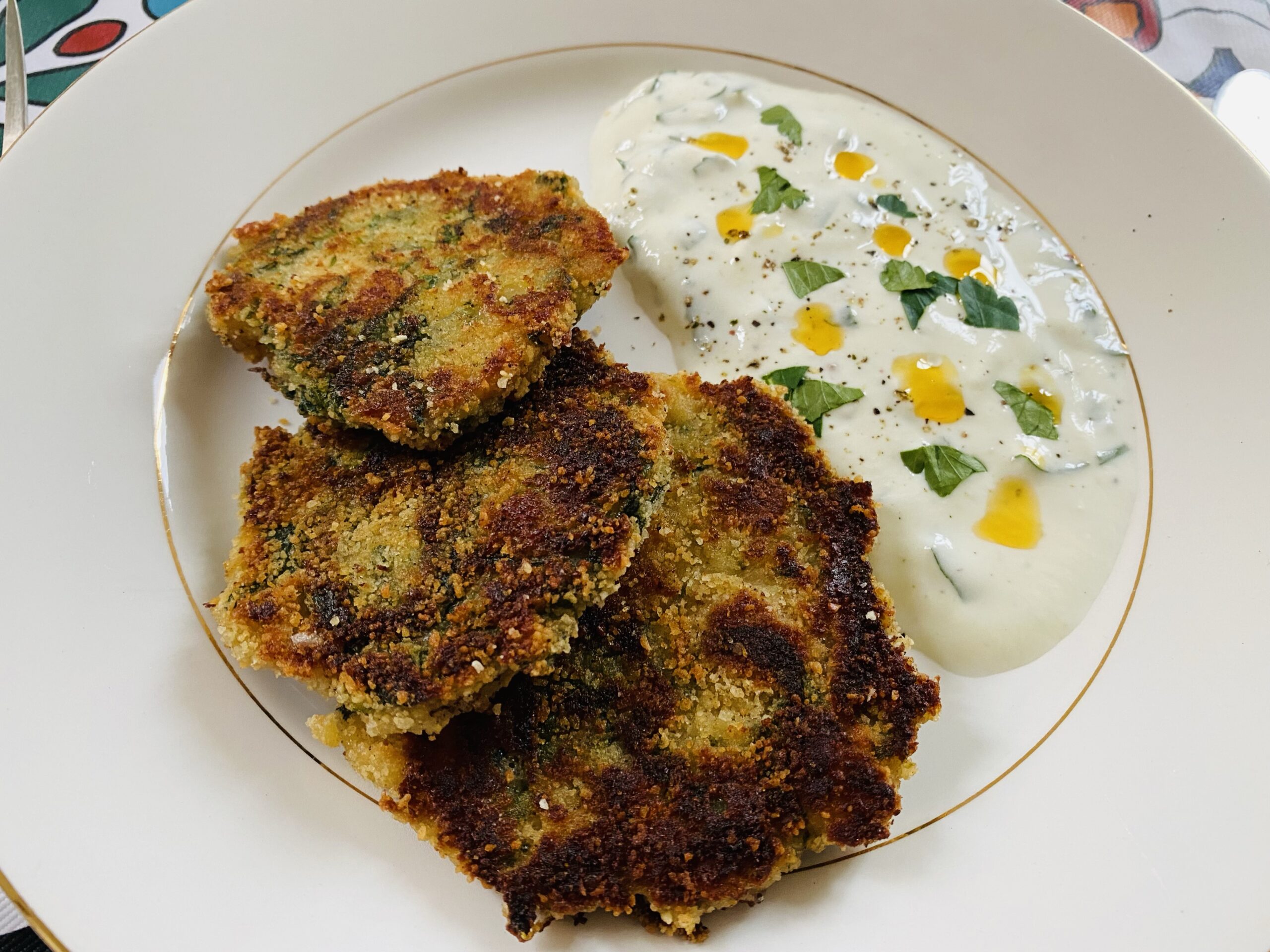 Geniale Spinatlaibchen mit köstlichem Joghurt-Sauerrahm-Kräuter-Dip