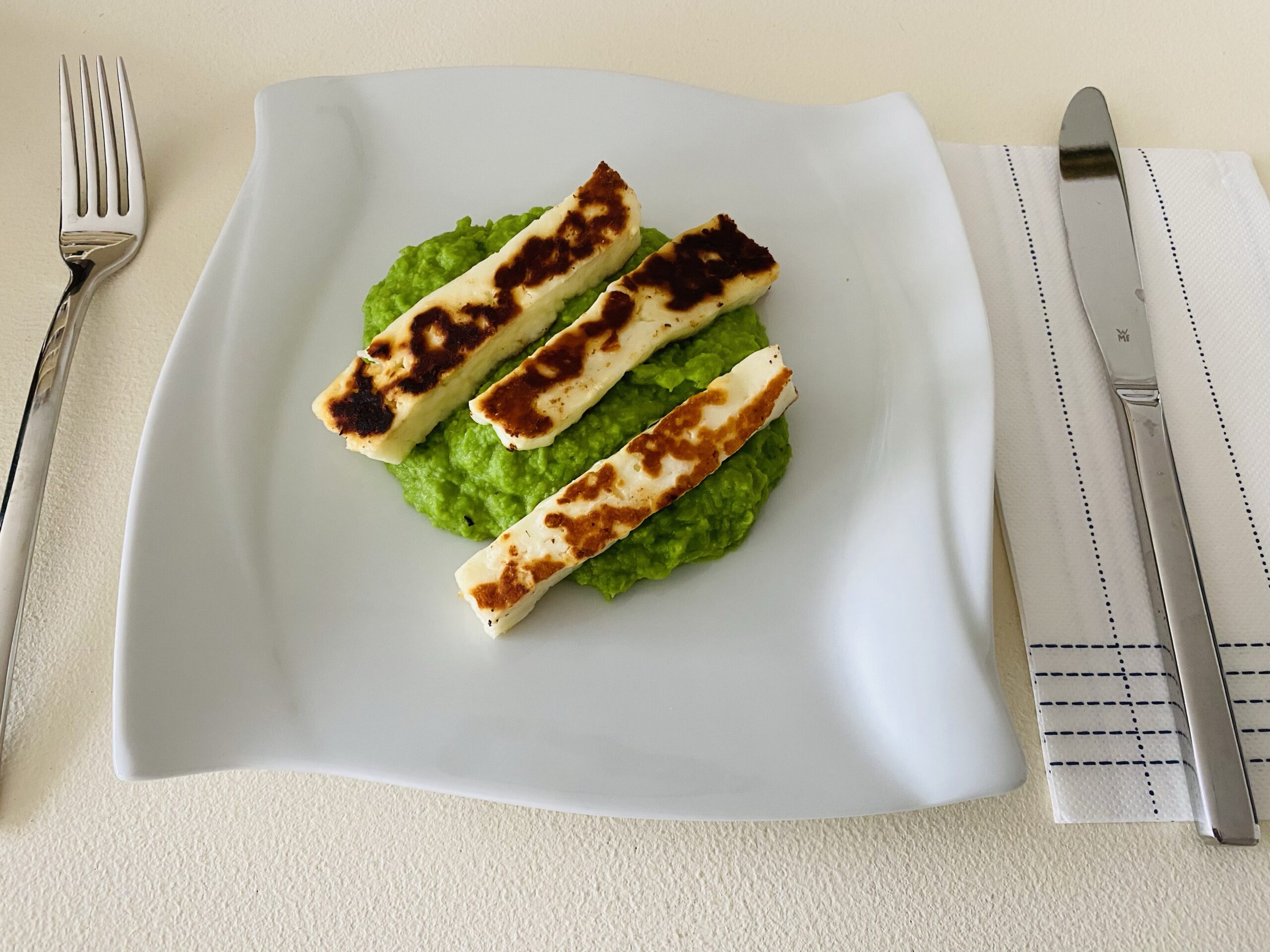Protein Power – Erbsenpüree mit gebratenem Halloumi