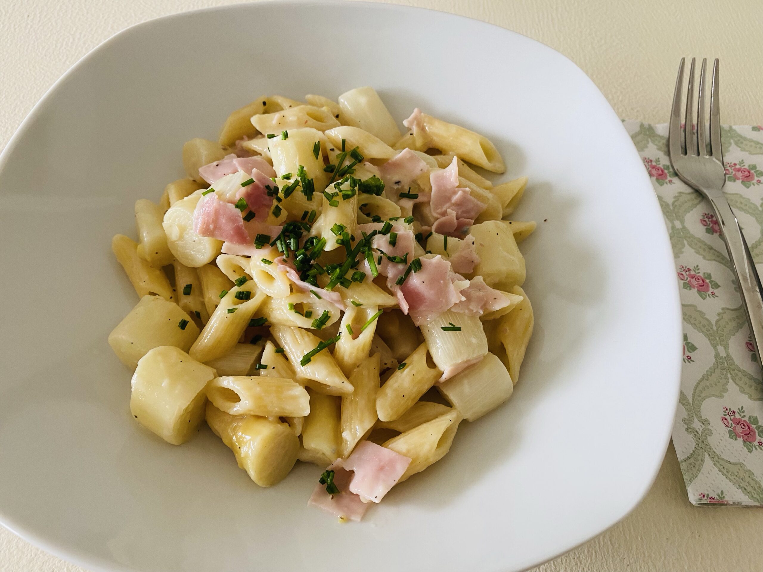Pasta mit Spargel, Schinken und Sahne