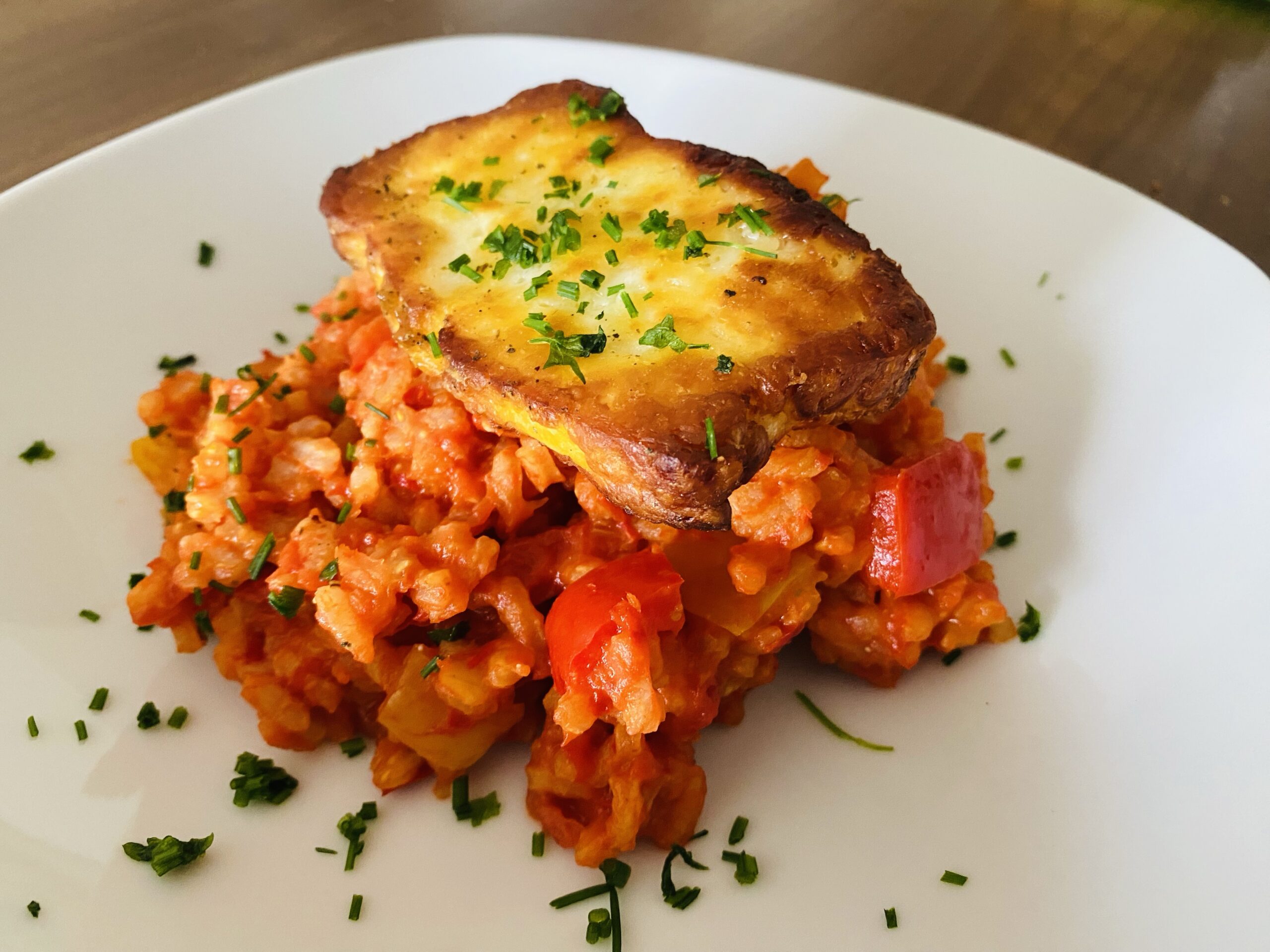 Djuvec Reis mit gebratenem Halloumi