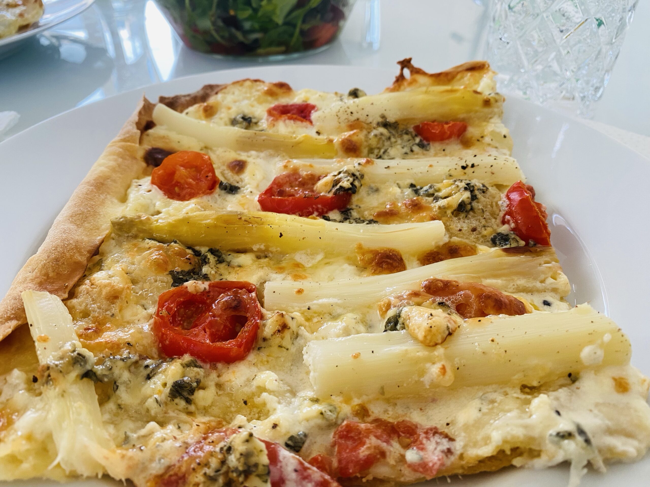 Flammkuchen mit Spargel und Gorgonzola